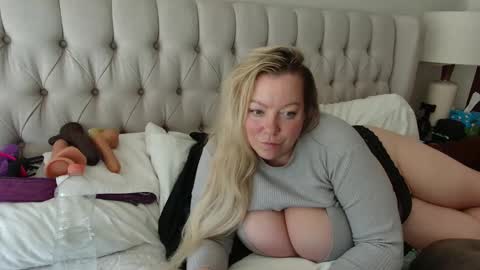 Snapshot of beauty4agent chatting on 02-12-25, 03:27 beauty4agent online show from 02-12-25, 03:27