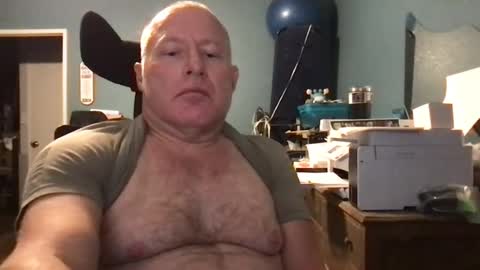 Snapshot of beckster040 chatting on 07-31-26, 06:35 beckster online show from 07-31-26, 06:35