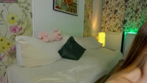 Snapshot of bedroomvhs chatting on 05-11-26, 08:28 Alex Sophia online show from 05-11-26, 08:28