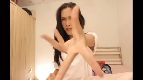 Snapshot of bee_thai chatting on 02-14-25, 06:19 bee_thai online show from 02-14-25, 06:19