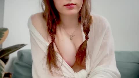 Snapshot of beeblossom chatting on 09-25-25, 03:05 Mirana Blossom online show from 09-25-25, 03:05
