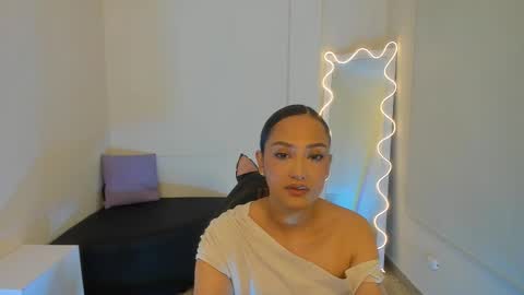 Snapshot of beella_tay1 chatting on 09-10-25, 01:33 BELLA online show from 09-10-25, 01:33