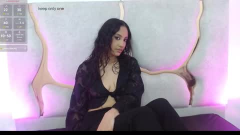 Snapshot of beella_tay1 chatting on 09-26-25, 02:43 BELLA online show from 09-26-25, 02:43
