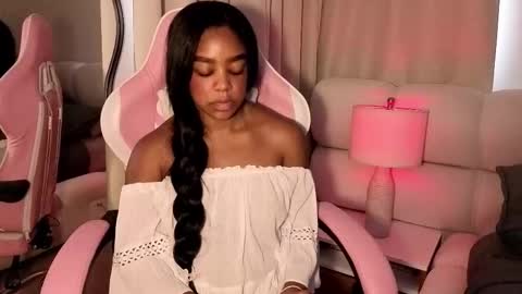 Snapshot of belkis_mills chatting on 11-18-25, 06:12 Belkis online show from 11-18-25, 06:12