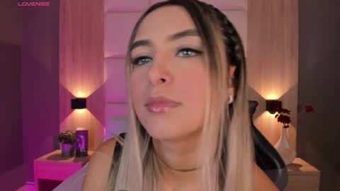 Snapshot of bella1207 chatting on 10-27-25, 07:29 Bella cam online show from 10-27-25, 07:29