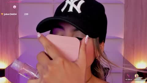 Snapshot of bella1207 chatting on 10-29-25, 08:43 Bella cam online show from 10-29-25, 08:43