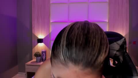 Snapshot of bella1207 chatting on 10-30-25, 08:09 Bella cam online show from 10-30-25, 08:09