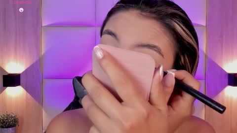 Snapshot of bella1207 chatting on 11-15-25, 07:32 Bella cam online show from 11-15-25, 07:32