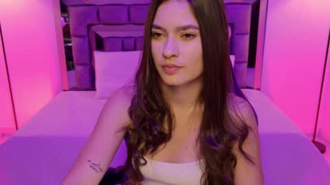 Snapshot of bella_clark2 chatting on 11-18-25, 03:34 Bella online show from 11-18-25, 03:34