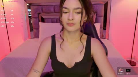 Snapshot of bella_clark2 chatting on 11-20-25, 04:45 Bella online show from 11-20-25, 04:45