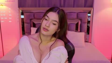 Snapshot of bella_clark2 chatting on 11-21-25, 04:00 Bella online show from 11-21-25, 04:00