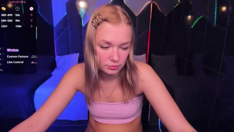 Snapshot of bella_cosmos chatting on 10-31-25, 07:09 Bella online show from 10-31-25, 07:09