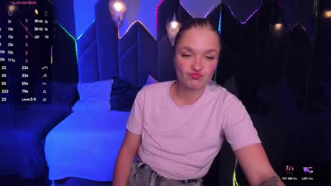 Snapshot of bella_cosmos chatting on 10-31-25, 07:26 Bella online show from 10-31-25, 07:26