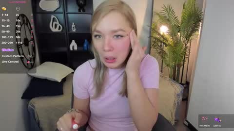 Snapshot of bella_cosmos chatting on 11-18-25, 09:03 Bella online show from 11-18-25, 09:03