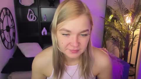 Snapshot of bella_cosmos chatting on 11-30-25, 09:02 Bella online show from 11-30-25, 09:02