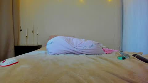 Snapshot of bella_foryou chatting on 12-15-24, 07:35 NastyaThere are legends that in this room all your wishes can come true  Private is Open online show from 12-15-24, 07:35