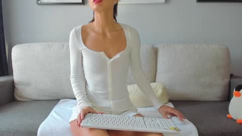 Snapshot of bella_hot77 chatting on 02-08-25, 08:42 Anna online show from 02-08-25, 08:42