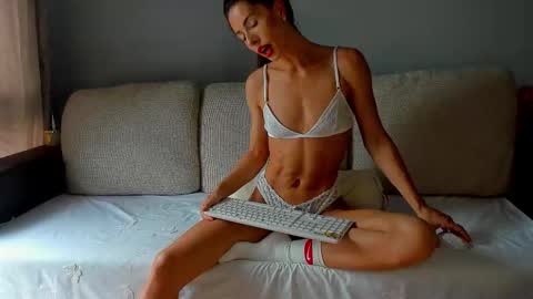 Snapshot of bella_hot77 chatting on 09-12-25, 09:20 Anna online show from 09-12-25, 09:20
