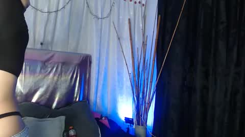 Snapshot of bella_lr chatting on 09-21-25, 03:19 Valentina online show from 09-21-25, 03:19