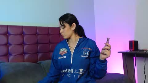 Snapshot of bella_lr chatting on 01-14-26, 02:39 Valentina online show from 01-14-26, 02:39