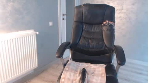 Snapshot of bella_miax chatting on 12-10-24, 09:01 online show from 12-10-24, 09:01