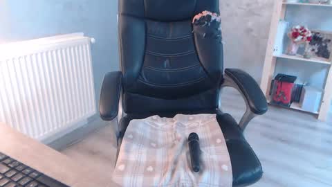 Snapshot of bella_miax chatting on 01-17-25, 10:44 online show from 01-17-25, 10:44