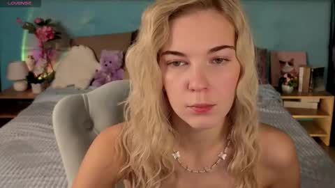 Snapshot of bella_stewartt chatting on 01-19-26, 12:36 Bella online show from 01-19-26, 12:36