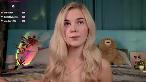 Snapshot of bella_stewartt chatting on 02-11-26, 01:10 Bella online show from 02-11-26, 01:10