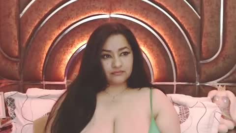 Snapshot of bella_taylor_a chatting on 09-23-25, 01:30  Bella Taylore  online show from 09-23-25, 01:30
