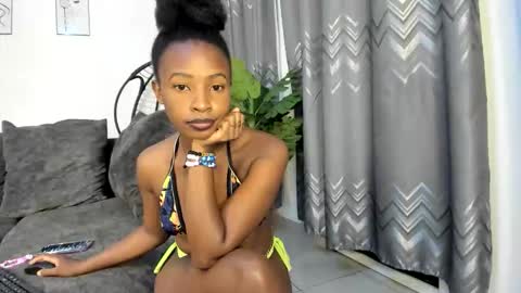 Snapshot of bella_thequeen chatting on 06-11-26, 12:32 Bella sweetpea online show from 06-11-26, 12:32