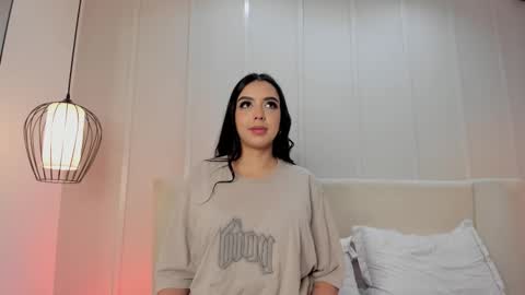 Snapshot of bella_vibes chatting on 12-19-25, 08:05 B E L L A online show from 12-19-25, 08:05