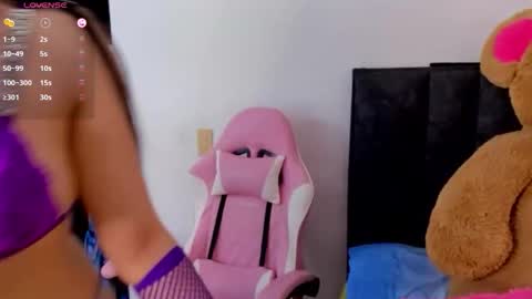 Snapshot of bellacruz3 chatting on 12-18-25, 10:10 bella cruz online show from 12-18-25, 10:10