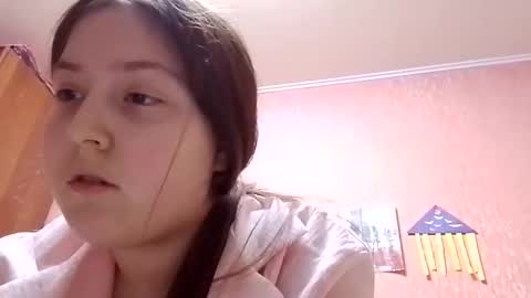 Snapshot of bellahadid8 chatting on 11-19-25, 12:38 Charming Hamster online show from 11-19-25, 12:38