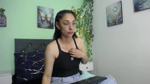 Snapshot of bellamarquez_ chatting on 10-25-25, 03:07 Bella online show from 10-25-25, 03:07