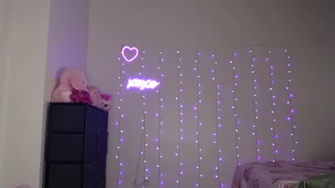 Snapshot of bellamonroee chatting on 12-24-24, 06:11 Bella Monroe online show from 12-24-24, 06:11