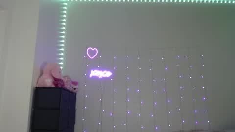 Snapshot of bellamonroee chatting on 12-24-24, 09:17 Bella Monroe online show from 12-24-24, 09:17