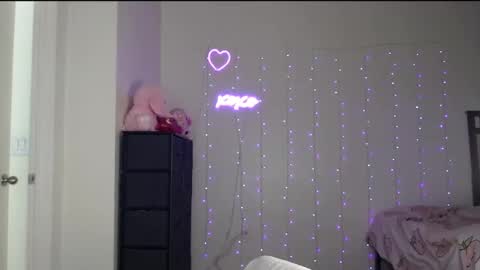 Snapshot of bellamonroee chatting on 01-23-25, 02:44 Bella Monroe online show from 01-23-25, 02:44