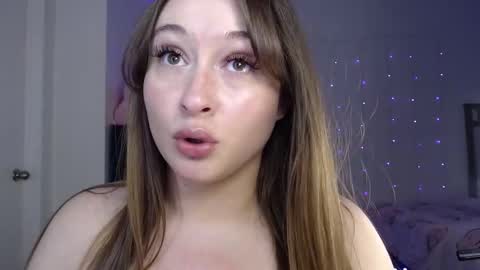 Snapshot of bellamonroee chatting on 02-11-25, 08:05 Bella Monroe online show from 02-11-25, 08:05