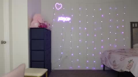 Snapshot of bellamonroee chatting on 02-14-25, 04:47 Bella Monroe online show from 02-14-25, 04:47