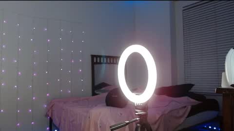 Snapshot of bellamonroee chatting on 02-15-25, 06:23 Bella Monroe online show from 02-15-25, 06:23