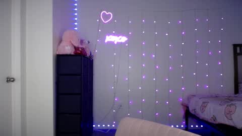 Snapshot of bellamonroee chatting on 02-19-25, 05:16 Bella Monroe online show from 02-19-25, 05:16