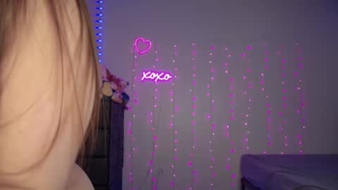 Snapshot of bellamonroee chatting on 09-19-25, 03:19 Bella Monroe online show from 09-19-25, 03:19