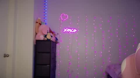 Snapshot of bellamonroee chatting on 09-23-25, 03:09 Bella Monroe online show from 09-23-25, 03:09