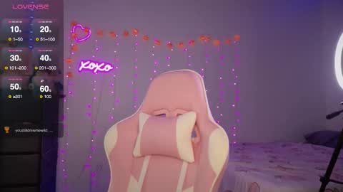 Snapshot of bellamonroee chatting on 10-14-25, 04:02 Bella Monroe online show from 10-14-25, 04:02