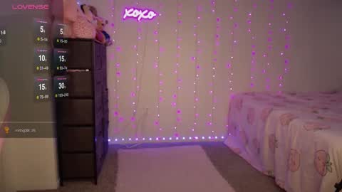 Snapshot of bellamonroee chatting on 12-20-25, 03:57 Bella Monroe online show from 12-20-25, 03:57