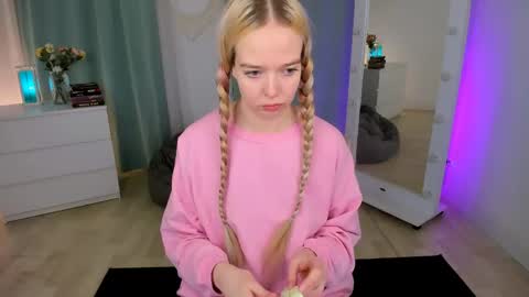 Snapshot of bellamontgomery chatting on 05-24-26, 10:15 Bella online show from 05-24-26, 10:15
