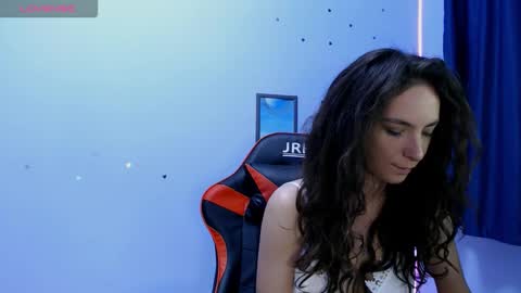 Snapshot of bellaqueen0701 chatting on 09-19-25, 03:56 bellaqueen0701 online show from 09-19-25, 03:56