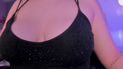 Snapshot of bellarosex1 chatting on 01-15-25, 06:43 Bella Rose online show from 01-15-25, 06:43