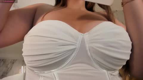 Snapshot of bellarosex1 chatting on 09-25-25, 05:00 Bella Rose online show from 09-25-25, 05:00