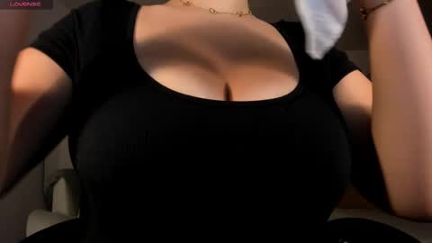 Snapshot of bellarosex1 chatting on 12-17-25, 04:29 Bella Rose online show from 12-17-25, 04:29